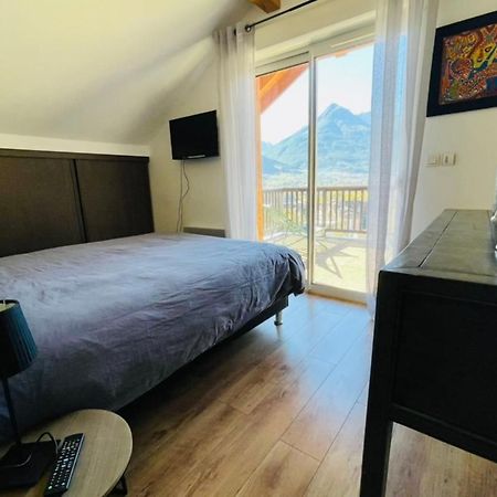 Appartement Large chalet with terrace&view in Briançon Extérieur photo