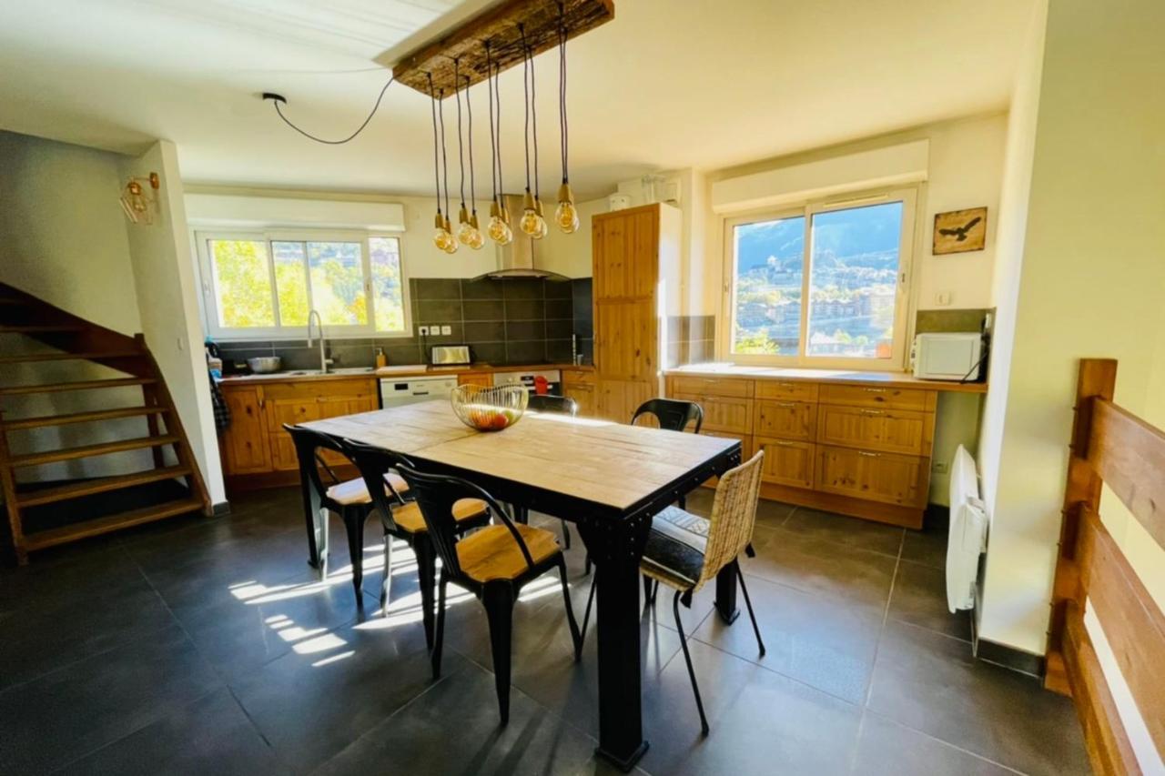 Appartement Large chalet with terrace&view in Briançon Extérieur photo